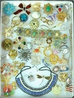 (60+) COSTUME JEWELRY GROUP, MOSTLY PINS
