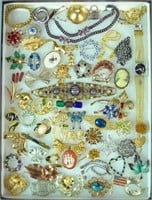 (70+) COSTUME JEWELRY GROUP, MOSTLY PINS