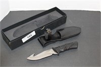 BOXED KNIFE WITH BLACK SHEATH