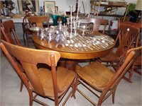 ROUND OAK TABLE W/ SEVEN CHAIRS & FOUR LEAVES