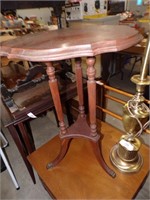 SMALL THREE-SPINDLE PARLOR TABLE W/ CLAW FEET