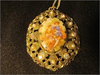 Porcelain centered necklace w. jewels