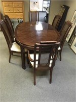 Thomasville Dining room Table, 6 Chairs & 2