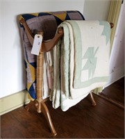 Quilt rack with quilts