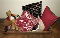 Lot, grape box with vintage teddy bears, pillows,