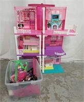 Barbie Playhouse, Dolls, & Accessories U9
