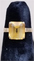 18kt Yellow Gold Ladies Ring w/Square Citrine