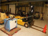 YALE ELECTRIC FORKLIFT WITH CHARGER