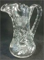 1 decorative lead crystal pitcher, has