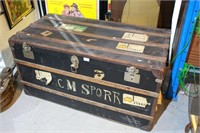Shipping trunk - vintage, still displays