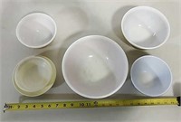 Four Pyrex bowls and two salad bowls
