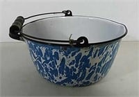 Porcelain pot with handle
