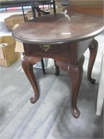 Broyhill  End table with a drawer