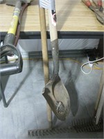 True temper shovel & a metal rake