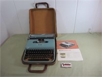 Olivetti Lettera 22 Typewriter w/Case