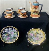 Oriental tea set and 2 decorative plates