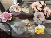 17 PIECES OF CHINA FLOWERS, SEA SHELLS, ASSORTED