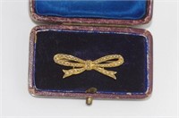 Early Victorian 15ct yellow gold bow brooch