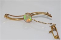 Good 15ct yellow gold and solid opal brooch