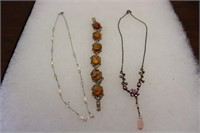 SELECTION OF VINTAGE STYLE JEWELRY