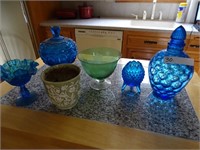 Blue glassware and lot.