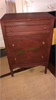 Painted three drawer chest, 42 x 28 x 17, (FR)