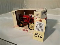 Ertl Scale Model 606 International Tractor NIB