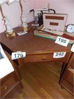 Kroehler Furniture corner desk, 43W x 43D x 32H
