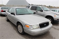 68 2005 FORD CROWN VIC SILVER