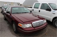 75 2005 FORD CROWN VIC RED