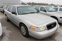 63 2005 FORD CROWN VIC SILVER