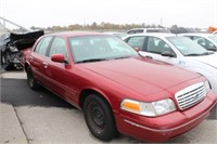 56 2000 FORD CROWN VIC RED