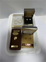 TRAY: 10kT GOLD EARRINGS AND GOLD PLATE TIE CLIP