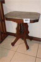 1800'S WALNUT PARLOR TABLE W/MARBLE TOP