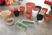 LARGE COLLECTION OF FLOWER POTS