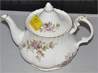 ROYAL ALBERT MOSSIE ROSE TEA POT