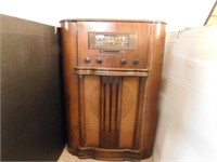 Vintage RCAVictor Floor Model Radio w/Wood Cabinet