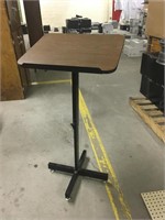 Adjustable height podium