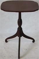 CA 1800 AMERICAN TIGER MAPLE CANDLE STAND WITH OLD