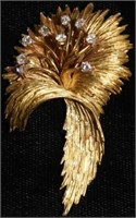 18KT. GOLD LADY'S PIN WITH 9 SMALL BRILLIANT