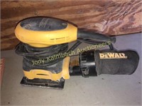 DeWalt D26441 1/4 heavy duty palm sander