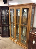 Nice display cabinet approximately 4‘ x 6‘  no