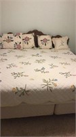 Queen Size Flower Quilt With Pillows