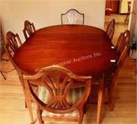 OVAL MAHOGANY DINING ROOM TABLE AND SIX CHAIRS