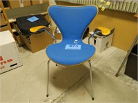 7ér stol af Arne Jacobsen m/armlæn blå uld