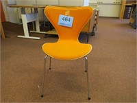 7ér stol af Arne Jacobsen orange uld
