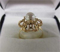 Ladies 18K Gold Ring with Pearl