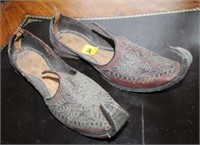 PAIR OF GENIE SHOES