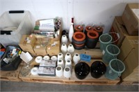 Palle med urtepotteskjulere, vaser, bordløbere