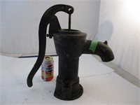 Pompe à eau manuelle vintage